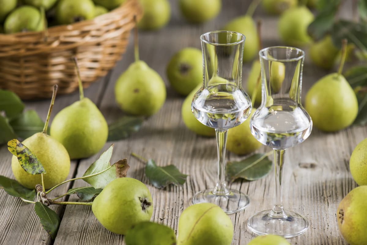 Как сварить домашний самогон из яблок и груш: полное руководство для начинающих