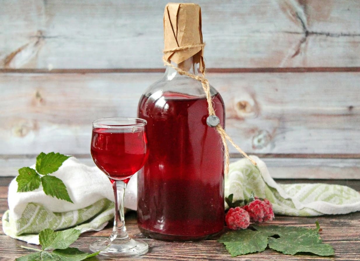 Искусство домашних настоек: энциклопедия рецептов от сбора ягод до идеального напитка